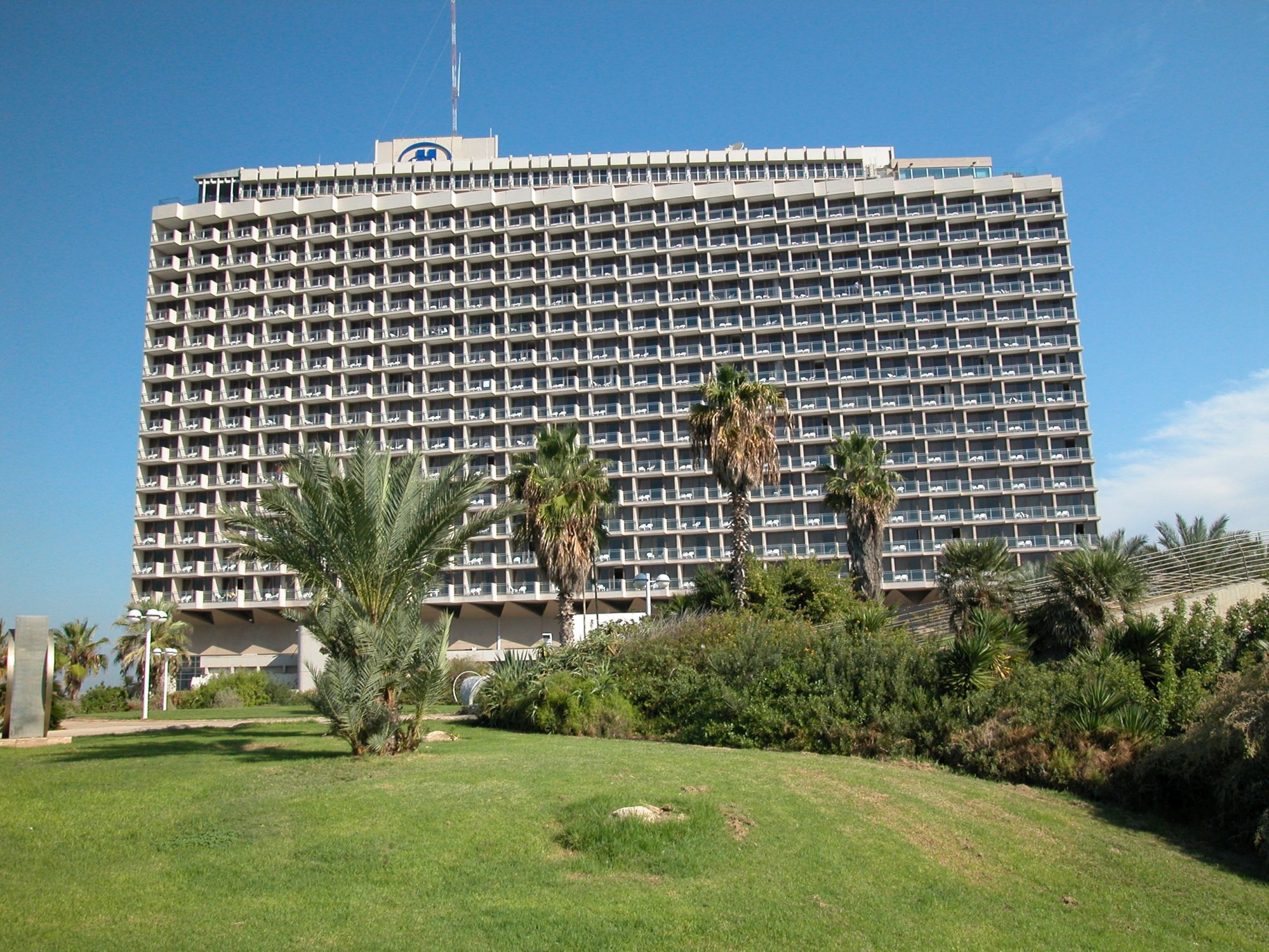 גן העצמאות ומלון הילטון